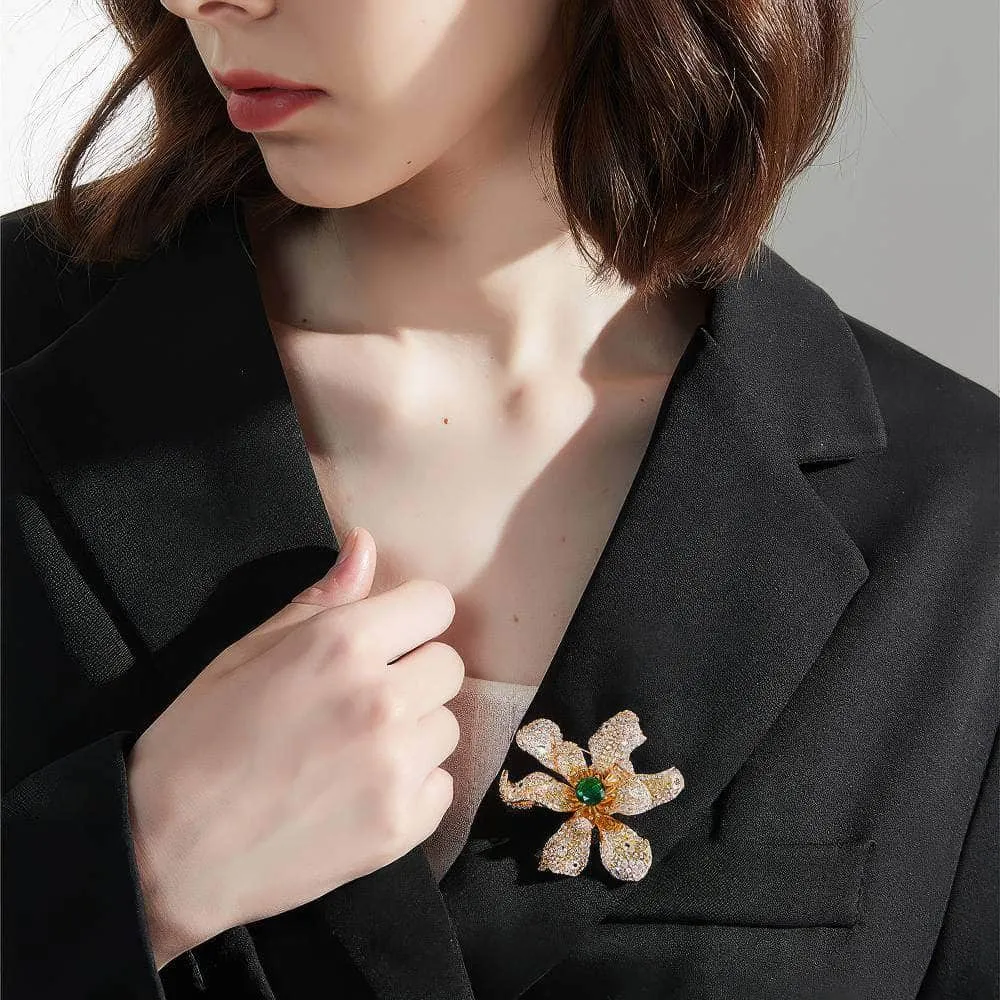 18K Gold Emerald Crystal Inlaid Sparkling Brooch