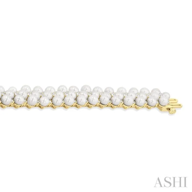 4 MM Interlocked Clover Cultured Pearl and 1 ctw Round Cut Diamond Fashion Bracelet in 14K Yellow Gold