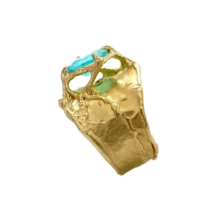 Fluid band rising up to support a Paraiba Tourmaline