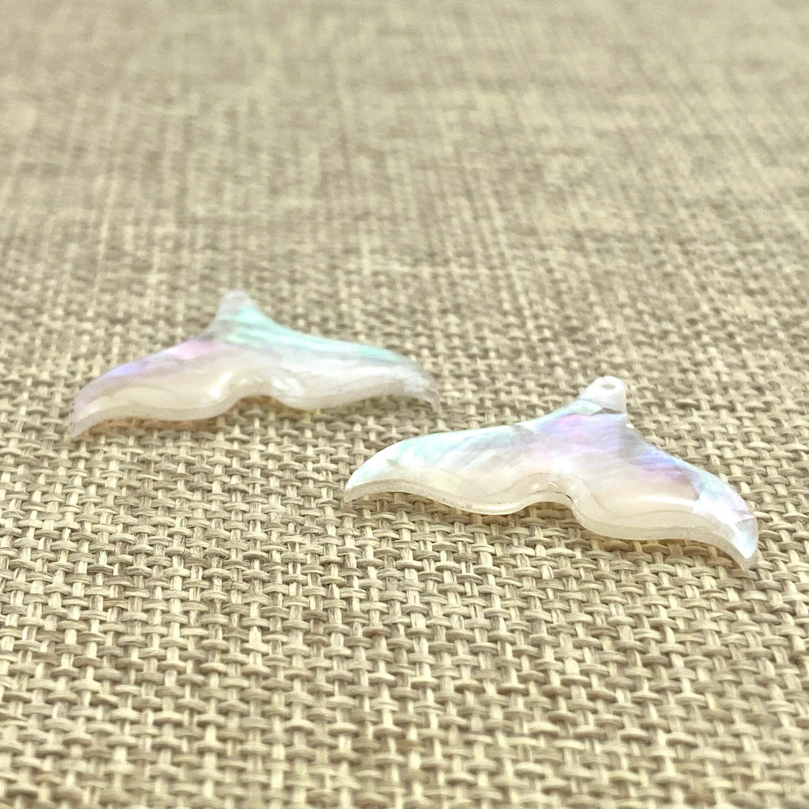 Mother Of Pearls Natural Whale Tail Beads, Sku#M22