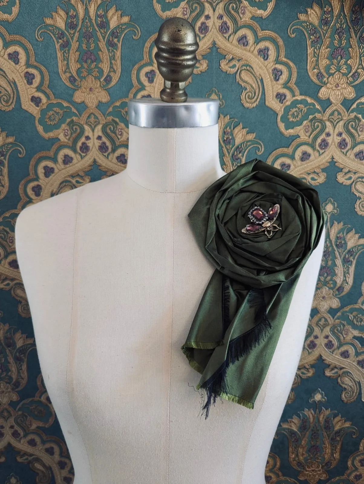 Rosa Ingioiellata Flower Brooch